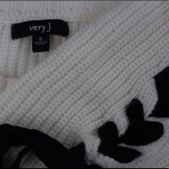 VeryJ Unique Sleeve Tie Wool & Angora Sweater NWOT - Picture 4 of 5